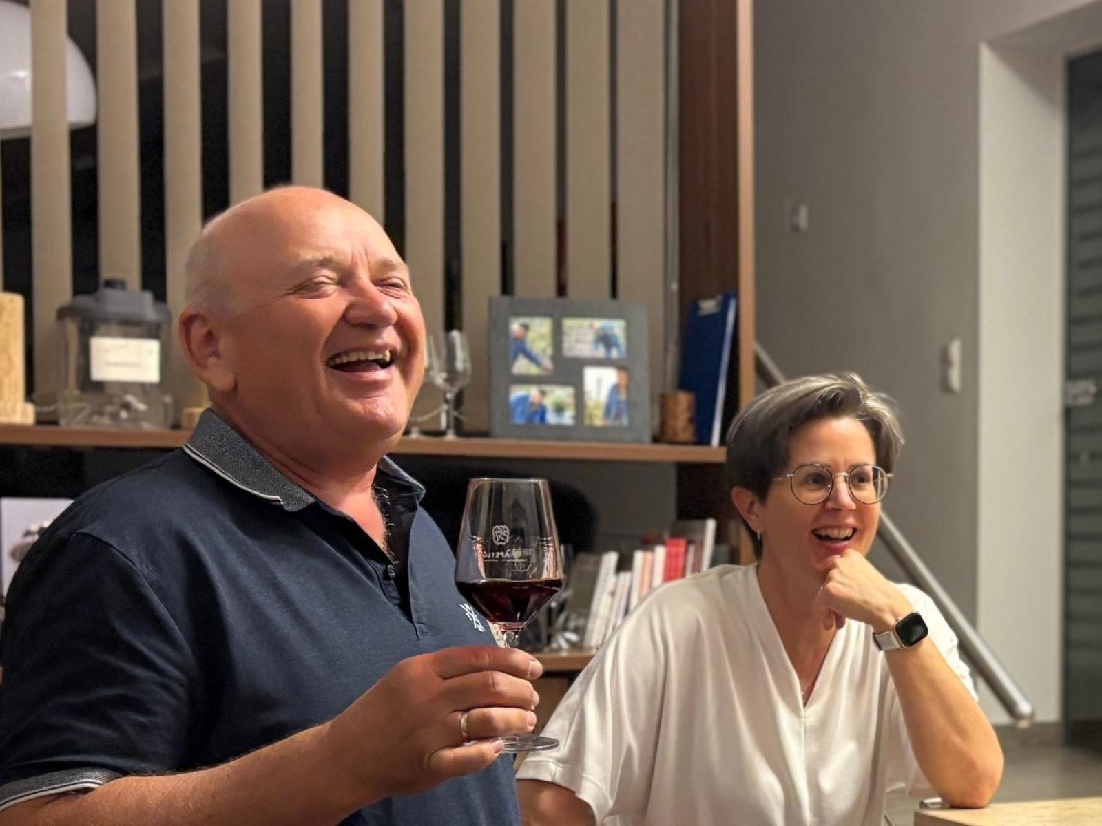 Sepp und Sabine – mit Herz, Humor und einem guten Glas Wein.