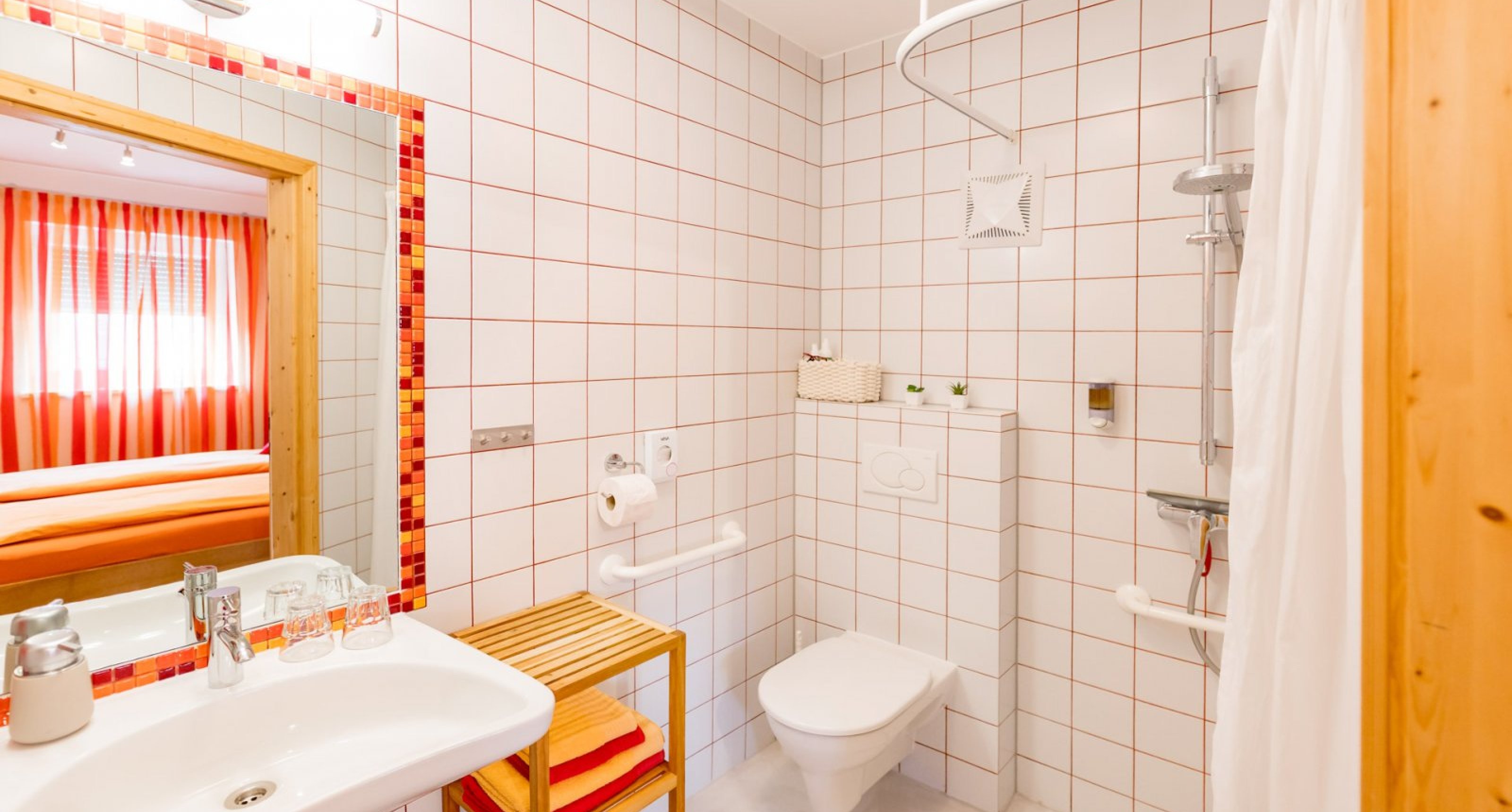 Bad mit Dusche/WC für Zimmer 2